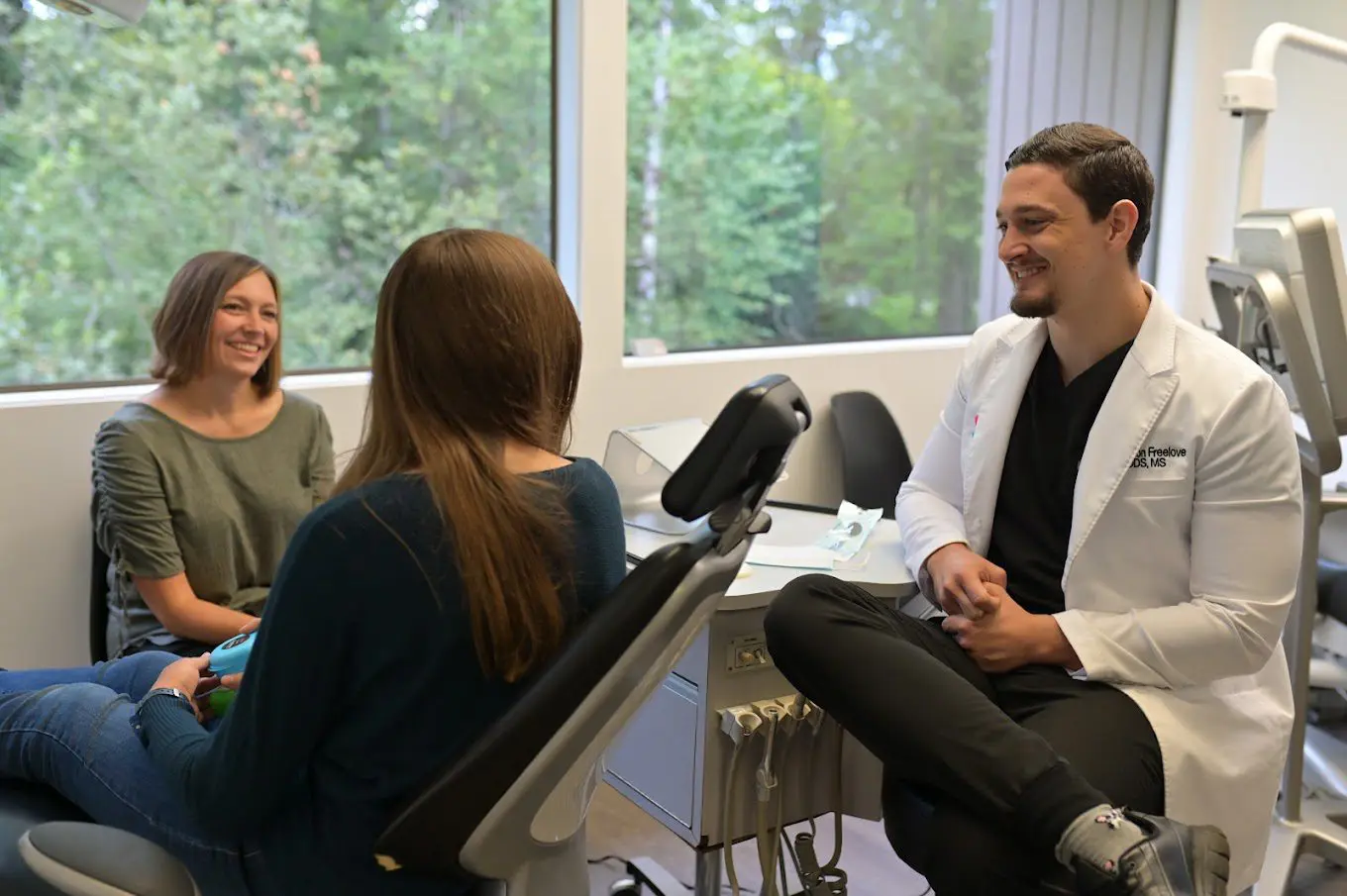 Patients having a consultation with Dr. Cameron Freelove, DDS, orthodontist in Sammamish or Kent, WA about her palate expander.